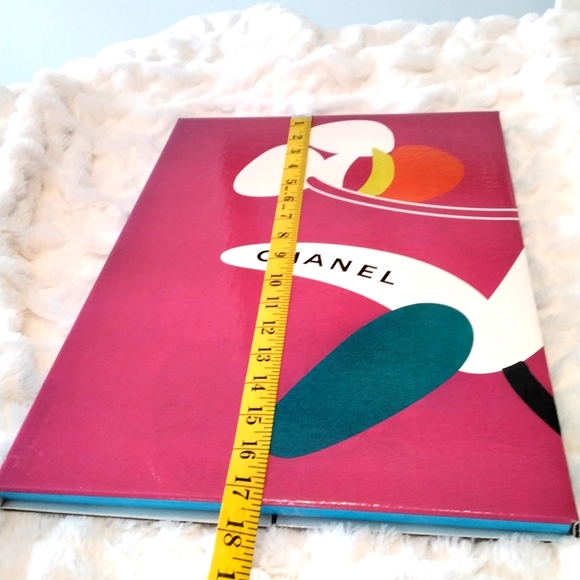 Authentic Chanel book of photos from Spring Collection of 2000 (17" x 12") - Picture 13 of 15